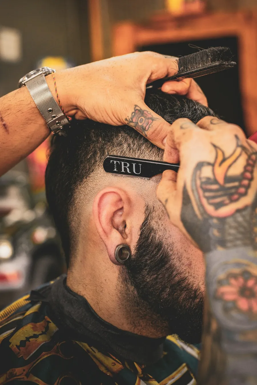 Acabamento com navalha no contorno da barba.